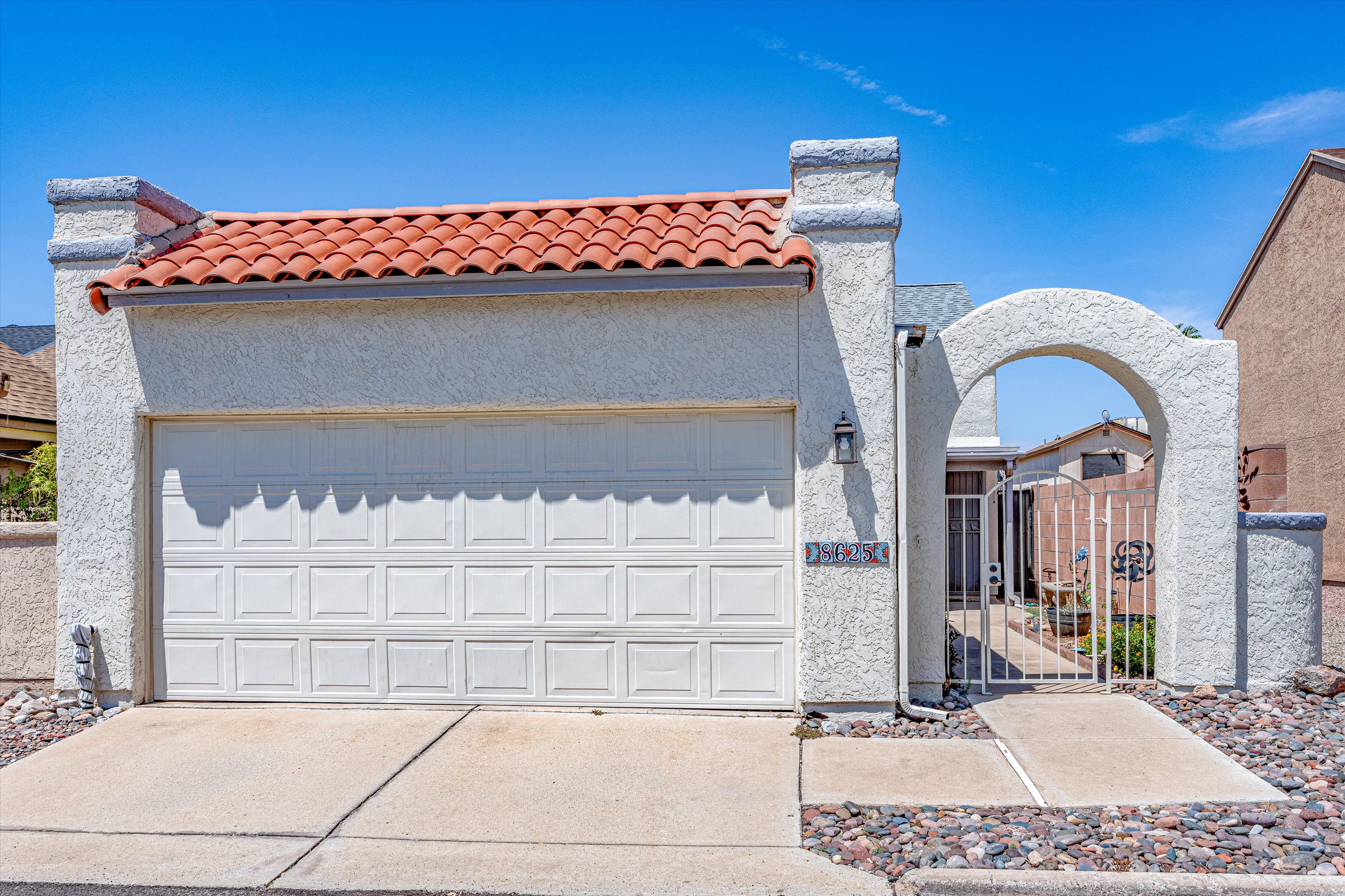 Exterior view of a detached single-family home in Star Trails Estates in Northwest Tucson