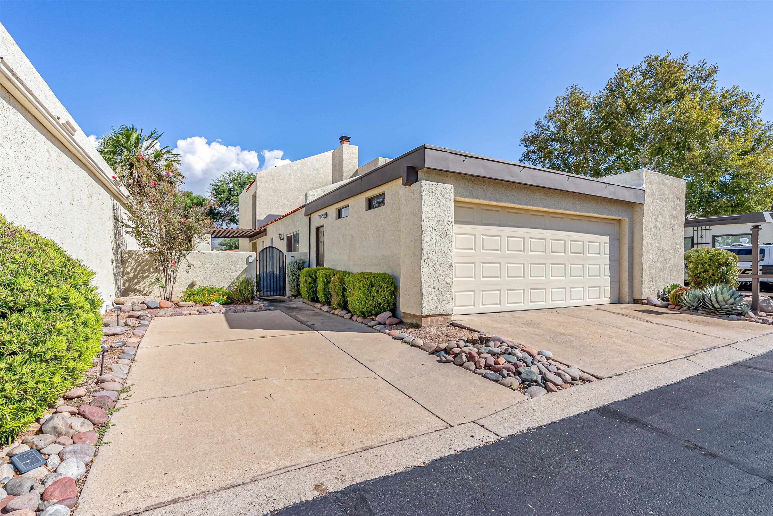 Established landscaping and townhouse architecture in Villa Del Rio Tucson